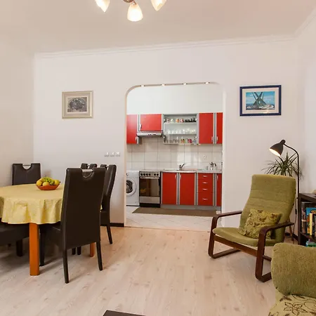 Cro Jet Set Apartment Split